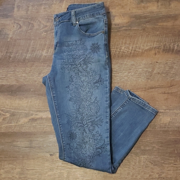 🔥2/25 Miss poured in blue jeans